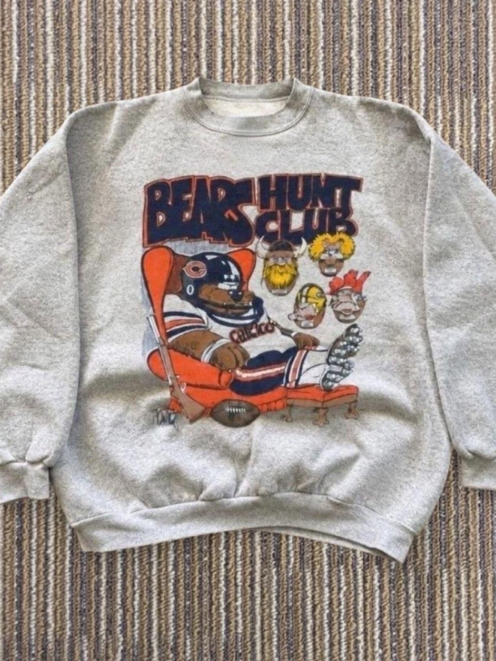 Gildan Grey Crewneck 'Bears Hunt Club' Graphic Sweatshirt